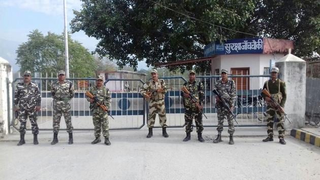 SSB personnel at the entry point of the Tanakpur barrage in Champawat district on Wednesday. (HT Photo) SSB personnel at the entry point of the Tanakpur barrage in Champawat district on Wednesday. (HT Photo)