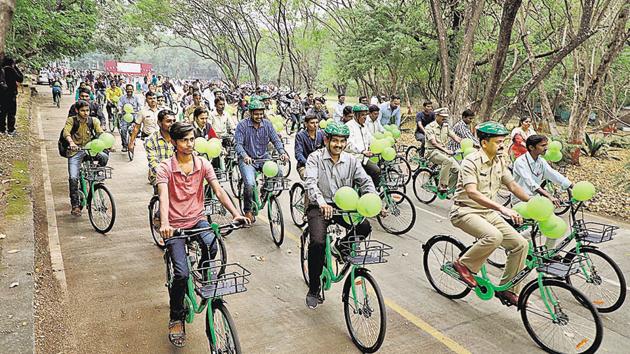 Residents from all walks of life took part at the PEDL share-a-cycle trial project inauguration at SSPU in Pune on December 5.(RAHUL RAUT/HT)