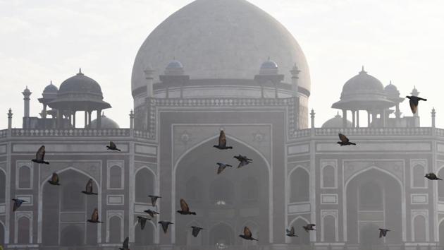 Pigeons fly above Humayun's Tomb on a foggy morning in New Delhi on December 6, 2017. (AFP Photo) Pigeons fly above Humayun's Tomb on a foggy morning in New Delhi on December 6, 2017. (AFP Photo)