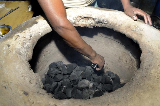 To realise India’s voluntary commitment as part of the 2015 Paris climate agreement, the Bharatiya Janata Party government introduced the Pradhan Mantri Ujjwala Yojana, which aims at provisioning cleaner liquefied petroleum gas cylinders to poor households(Sunil Ghosh / Hindustan Times)