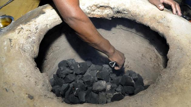 There is no diktat for eateries to stop using coal to cook food as it does not amount to the flouting of regulations. (Sunil Ghosh/HT Photo) There is no diktat for eateries to stop using coal to cook food as it does not amount to the flouting of regulations. (Sunil Ghosh/HT Photo)