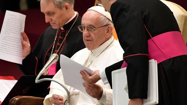 Pope Francis (C) gives a weekly general audience at the Paul VI audience hall in Vatican.(AFP Photo)