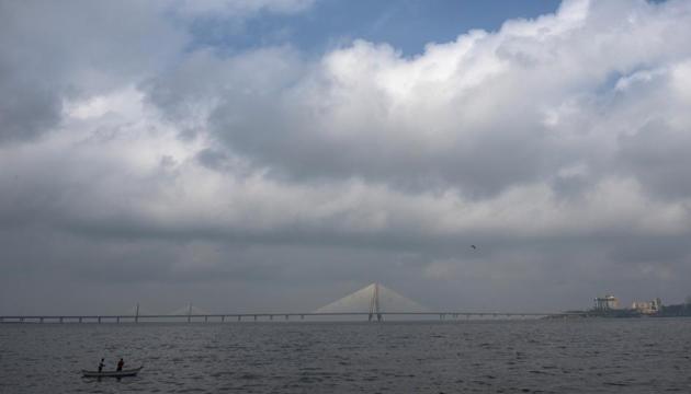 Researchers attributed the drop in pollution levels to high wind speed over the city because of cyclone Ockhi that passed west of Mumbai on Tuesday. (Pratik Chorge/HT) Researchers attributed the drop in pollution levels to high wind speed over the city because of cyclone Ockhi that passed west of Mumbai on Tuesday. (Pratik Chorge/HT)