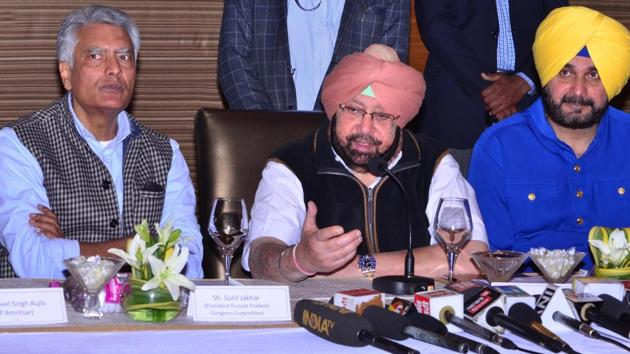 Punjab chief minister Captain Amarinder Singh (centre) with Punjab Congress chief Sunil Jakhar (left) and Punjab local bodies minister Navjot Singh Sidhu (right) addressing a press conference in Amritsar on Thursday. (Sameer Sehgal /HT) Punjab chief minister Captain Amarinder Singh (centre) with Punjab Congress chief Sunil Jakhar (left) and Punjab local bodies minister Navjot Singh Sidhu (right) addressing a press conference in Amritsar on Thursday. (Sameer Sehgal /HT)