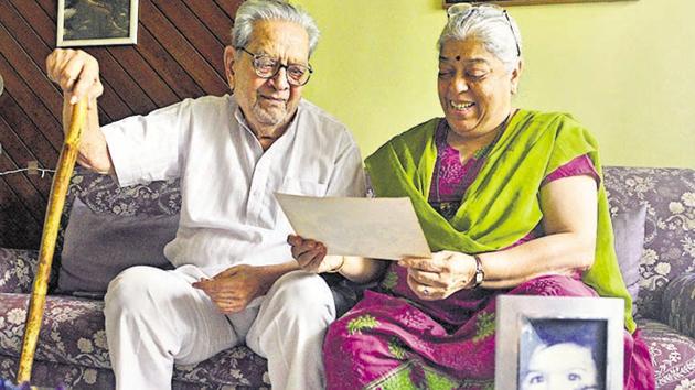 Dr Shreeram and Deepa Lagoo at their residence in Karvenagar on Monday.(Pratham Gokhale/HT Photo)