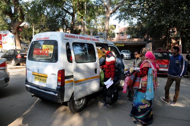 With as many as 650 NHM workers in Gurgaon on strike, kin of some patients had to hire private ambulances to have them shifted to Delhi’s Safdarjung Hospital.(Parveen Kumar/HT PHOTO)