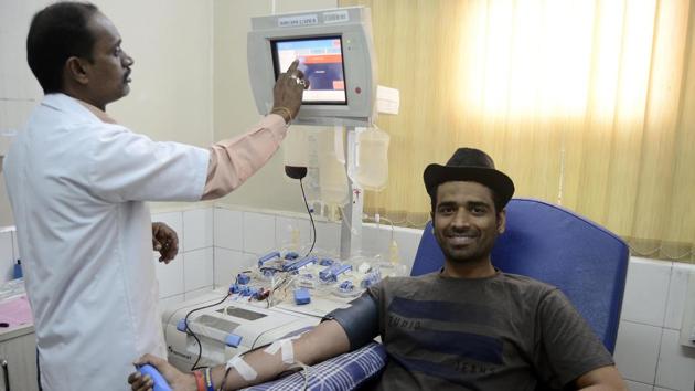 Veeshwajeet Kashid donating platelets as an SDP donor on Sunday, December 3.(HT Photo)
