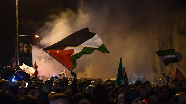 Protesters wave Palestinian flags during a demonstration against the US and Israel in front of the US consulate in Istanbul on December 6, 2017.(AFP Photo)