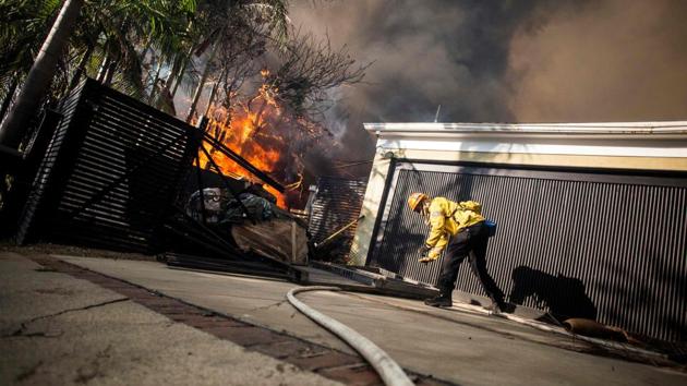 Firefighters work to save burning houses along Linda Flora Drive during the Skirball fire in Los Angeles. As fires raged across Southern California, a new blaze erupted in the Bel-Air neighbourhood of Los Angeles, near iconic landmarks like the UCLA campus and the Getty Museum, home to old masters’ paintings and ancient Roman statues. More than 1,770 firefighters and police officers are fighting these wildfires. (Kyle Grillot / AFP) Firefighters work to save burning houses along Linda Flora Drive during the Skirball fire in Los Angeles. As fires raged across Southern California, a new blaze erupted in the Bel-Air neighbourhood of Los Angeles, near iconic landmarks like the UCLA campus and the Getty Museum, home to old masters’ paintings and ancient Roman statues. More than 1,770 firefighters and police officers are fighting these wildfires. (Kyle Grillot / AFP)