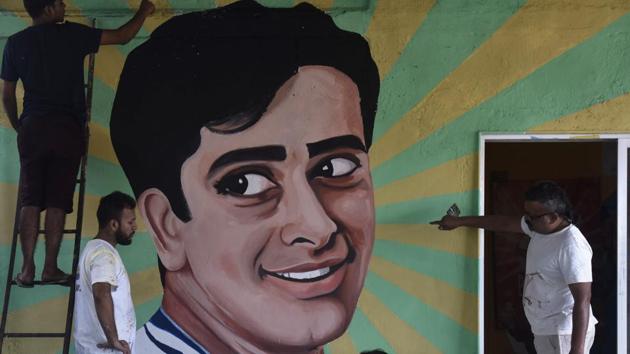 Members of BAP (Bollywood Art Project) paint a graffiti of veteran Bollywood actor Shashi Kapoor at Bandra in Mumbai. (Satish Bate / HT Photo) Members of BAP (Bollywood Art Project) paint a graffiti of veteran Bollywood actor Shashi Kapoor at Bandra in Mumbai. (Satish Bate / HT Photo)