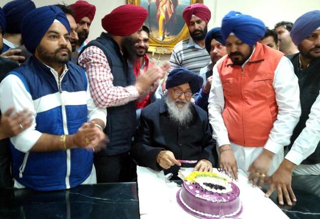 Parkash Singh Badal celebrated his birthday with workers of the Shiromani Akali Dal (SAD) at his residence in Badal Village on Friday. (HT Photo) Parkash Singh Badal celebrated his birthday with workers of the Shiromani Akali Dal (SAD) at his residence in Badal Village on Friday. (HT Photo)
