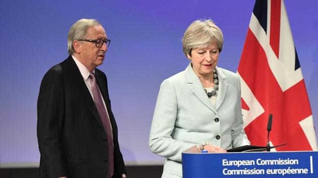 British Prime Minister Theresa May (R) and European Commission President Jean-Claude Juncker arrive to address a press conference at the European Commission in Brussels on December 8, 2017. (AFP Photo) British Prime Minister Theresa May (R) and European Commission President Jean-Claude Juncker arrive to address a press conference at the European Commission in Brussels on December 8, 2017. (AFP Photo)