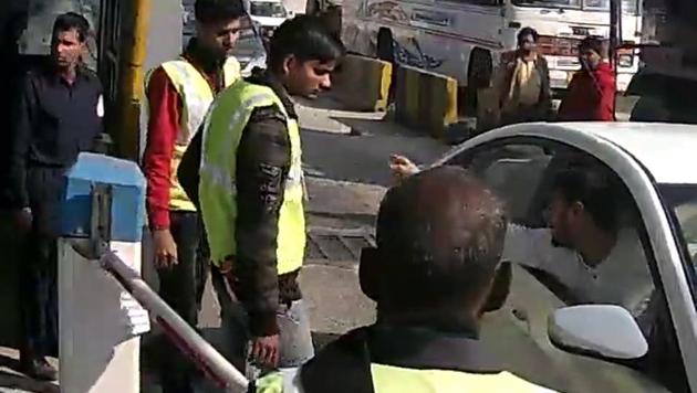 Gurgaon, India- December 07: CCTV footage of the a woman toll collector was beaten and molested by a commuter at Kherki Daula toll plaza on Thursday morning, in Gurgaon, India, on Thursday, 07 December 2017. (CCTV Footage provide by Kherki Daula Toll company/Hindustan Times) Gurgaon, India- December 07: CCTV footage of the a woman toll collector was beaten and molested by a commuter at Kherki Daula toll plaza on Thursday morning, in Gurgaon, India, on Thursday, 07 December 2017. (CCTV Footage provide by Kherki Daula Toll company/Hindustan Times)