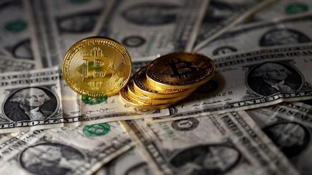 Bitcoin (virtual currency) coins placed on Dollar banknotes are seen in this illustration picture, November 6, 2017. (Reuters File Photo) Bitcoin (virtual currency) coins placed on Dollar banknotes are seen in this illustration picture, November 6, 2017. (Reuters File Photo)