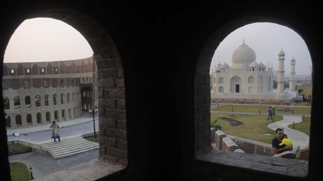 The Colosseum’s miniature (L) can be seen next to the miniature of the Taj Mahal. The HIDCO authorities constructed  miniatures keeping children in mind. (Samir Jana / HT Photo) 