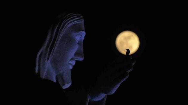 A view of the Supermoon as observed in the skies of Kolkata on December 03. A Supermoon occurs when the moon is at its perigee –the point closest to the earth in its orbit. This sighting had the moon 7 percent larger and 15 percent brighter than usual. (Samir Jana / HT Photo) A view of the Supermoon as observed in the skies of Kolkata on December 03. A Supermoon occurs when the moon is at its perigee –the point closest to the earth in its orbit. This sighting had the moon 7 percent larger and 15 percent brighter than usual. (Samir Jana / HT Photo)