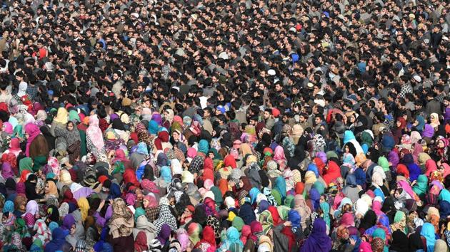Villagers shout pro-independence slogans during a funeral procession for a local militant Yawar Bashir at Hablish village in Kulgam district of Kashmir on December 5, 2017. 3 militants and an Indian army soldier were killed in a gunfight that erupted after militants attacked an army patrol on the Jammu-Srinagar highway in Bounigam area of Qazigund. (Tauseef Mustafa / AFP) Villagers shout pro-independence slogans during a funeral procession for a local militant Yawar Bashir at Hablish village in Kulgam district of Kashmir on December 5, 2017. 3 militants and an Indian army soldier were killed in a gunfight that erupted after militants attacked an army patrol on the Jammu-Srinagar highway in Bounigam area of Qazigund. (Tauseef Mustafa / AFP)