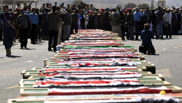 Supporters of the Huthi movement attend the funeral of those killed during recent clashes between Huthi rebel fighters and loyalists of Yemen's late ex-president Ali Abdullah Saleh, in the capital Sanaa on December 7, 2017. (AFP Photo) Supporters of the Huthi movement attend the funeral of those killed during recent clashes between Huthi rebel fighters and loyalists of Yemen's late ex-president Ali Abdullah Saleh, in the capital Sanaa on December 7, 2017. (AFP Photo)