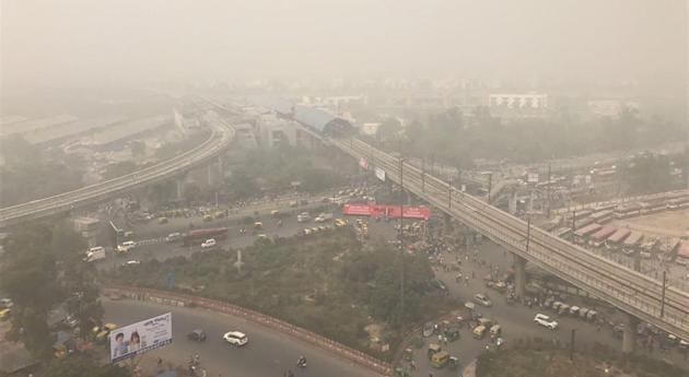 A dense blanket of fog envelops Anand Vihar in Delhi. (HT file photo) A dense blanket of fog envelops Anand Vihar in Delhi. (HT file photo)