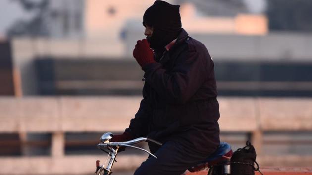 A man rides a cycle in New Delhi early Saturday morning. Fog delayed trains in several parts of north India. (Burhaan Kinu/HT Photo) A man rides a cycle in New Delhi early Saturday morning. Fog delayed trains in several parts of north India. (Burhaan Kinu/HT Photo)