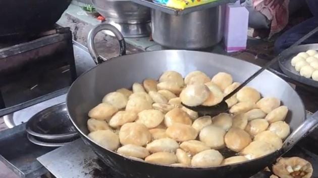 The puris at Sardarji’s are prepared with a mix of white flour and whole-wheat flour, and are considerably softer than bedmis.(HT photo)