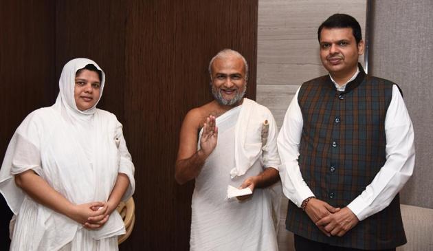 Jain monks Naypadmasagarji Maharaj and Sadhvi Mayanashriji with chief minister Devendra Fadnavis on Friday