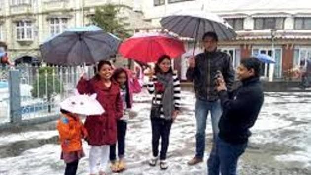 File photo of tourists enjoying snowfall in north Bengal hills. The hill stations of Darjeeling, Kalimpong and Kurseong have been popular as tourist destinations for generations. (HT Photo) File photo of tourists enjoying snowfall in north Bengal hills. The hill stations of Darjeeling, Kalimpong and Kurseong have been popular as tourist destinations for generations. (HT Photo)