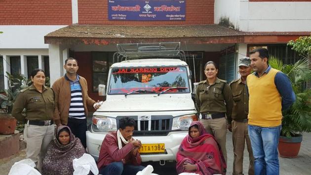 Bootleggers Gujri and Janki - members of the 'Janki Gang' - during one of their earlier arrests by the Rishikesh police.(HT PHOTO)