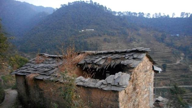 An abandoned house following migration at Pinani in Pauri district.(HT FILE)