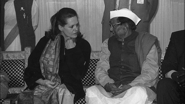 Sonia Gandhi seen with former Congress President Sitaram Kesari on January 1998. After suffering from a loss in the Lok Shaba polls in 1998, Sonia Gandhi was elected to be the president of Indian National Congress. (Prakash Singh / HT ARCHIVE)