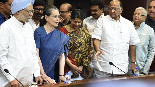 Former Prime Minister Manmohan Singh, Congress president Sonia Gandhi, DMK Leader Kanimozhi, NCP Leader Sharad Pawar, RJD Leader Lalu Prasad and others during all opposition party meeting at Parliament House Library in New Delhi. (Arvind Yadav / HT PHOTO)