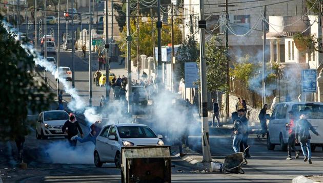 Palestinian protestors clash with Israeli forces near an Israeli checkpoint in the West Bank town of Bethlehem on December 9, 2017, following the US president's decision to recognize the city of Jerusalem as the capital of Israel. (AFP Photo) Palestinian protestors clash with Israeli forces near an Israeli checkpoint in the West Bank town of Bethlehem on December 9, 2017, following the US president's decision to recognize the city of Jerusalem as the capital of Israel. (AFP Photo)