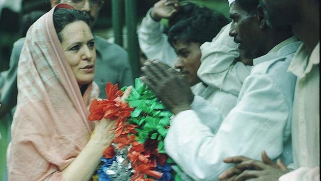 Sonia Gandhi is greeted by her supporters on May 17, 1999. On the day, after members of the Congress Working Committee led by Sharad Pawar questioned her foreign origin and posed her as a liability, Sonia Gandhi resigned as the party president. She later rejoined office on May 24, 1999. (Pradeep Singh / HT ARCHIVE)