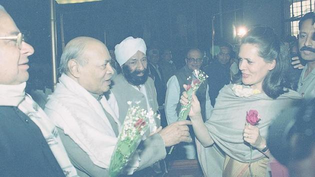 Sonia Gandhi (greeted by P. V. Narasimha Rao) on March 17,1998 after becoming the president of the Indian National Congress. (Girish Srivastava / HT ARCHIVE)