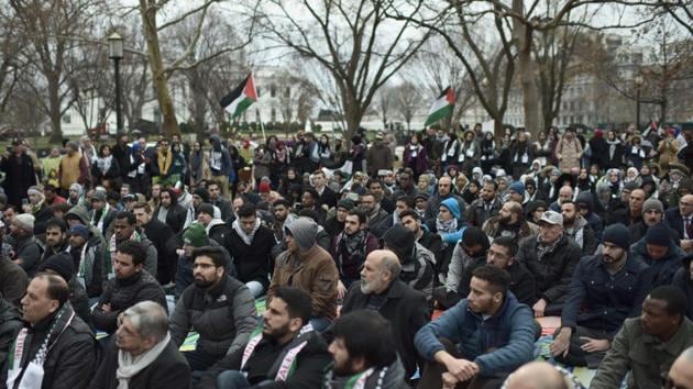 Muslim worshippers gather in front of the White House for the Friday prayer on December 08, 2017 in Washington DC to protest the decision of US President Donald Trump to recognise Jerusalem as the capital of Israel. (AFP Photo) Muslim worshippers gather in front of the White House for the Friday prayer on December 08, 2017 in Washington DC to protest the decision of US President Donald Trump to recognise Jerusalem as the capital of Israel. (AFP Photo)