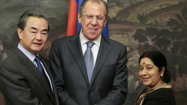 From left: Chinese foreign minister Wang Yi, Russian foreign minister Sergey Lavrov and external affairs minister Sushma Swaraj shake hands after a meeting in Moscow, Russia.(AP File Photo)