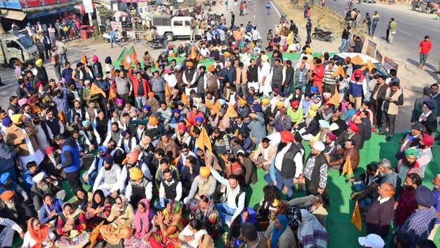 Senior SAD leaders and workers had blocked traffic protesting against the Congress government. (HT File) Senior SAD leaders and workers had blocked traffic protesting against the Congress government. (HT File)