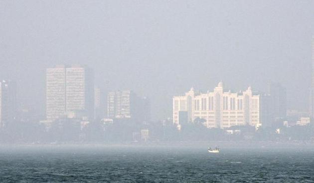 Smog on the central railway line in Mumbai caused delays and left regular travellers hassled on Saturday. (HT File) Smog on the central railway line in Mumbai caused delays and left regular travellers hassled on Saturday. (HT File)