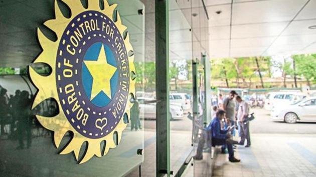 In June, The Board of Control for Cricket in India (BCCI) announced Vivo as the Indian Premier League (IPL) title sponsor for five years. The global smart phone manufacturer bid Rs 2199 crore, a 554 per cent rise over the previous deal(HT Photo)