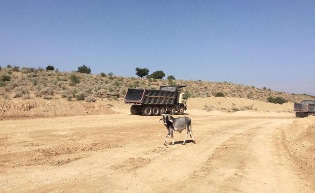 Lack of green belt near Kapurdi and Jalipa lignite mines in Barmer spells ecological imbalance and health hazards.(HT Photo) Lack of green belt near Kapurdi and Jalipa lignite mines in Barmer spells ecological imbalance and health hazards.(HT Photo)