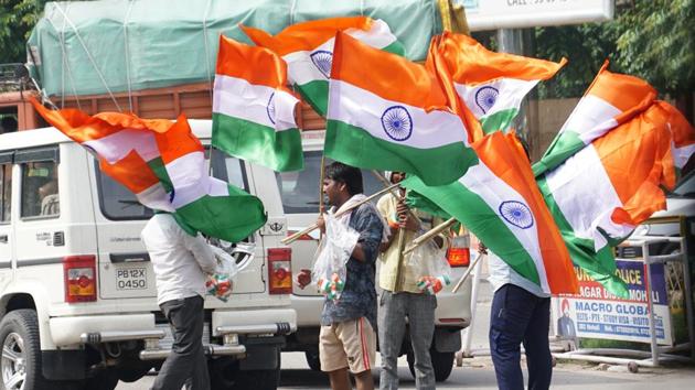 Vendors selling tricolour at Radha Swami Satsang Bhawan chowk in Mohali on August 11.(HT File Photo) Vendors selling tricolour at Radha Swami Satsang Bhawan chowk in Mohali on August 11.(HT File Photo)