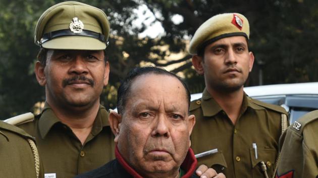 Chairman Shiv Prasad Pandey in police custody. (Sushil Kumar/HT PHOTO) Chairman Shiv Prasad Pandey in police custody. (Sushil Kumar/HT PHOTO)