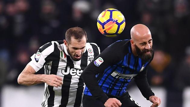 Juventus' defender Giorgio Chiellini (L) and Inter Milan's midfielder Borja Valero from Spain go for a header during the Italian Serie A football match on December 9, 2017 at the Allianz stadium in Turin.(AFP)