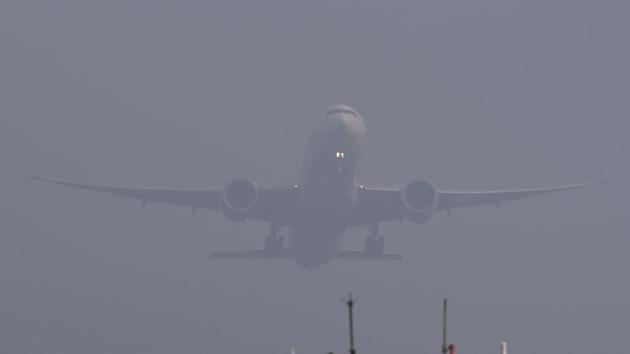 Heavy smog at the Mumbai airport on Saturday. (Pramod Thakur/HT) Heavy smog at the Mumbai airport on Saturday. (Pramod Thakur/HT)