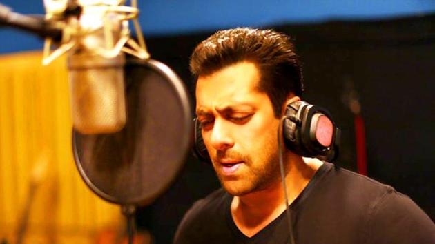 Salman Khan worked with Vinod Khanna in Dabangg. Salman Khan worked with Vinod Khanna in Dabangg.