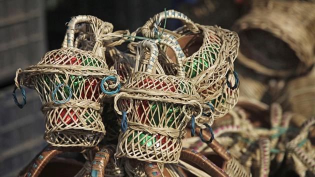 A Kashmiri roadside vendor displays Kangris waiting for customers in Srinagar. The finished products are decorated with colourful threads, sequins and mirror-work. The Kangris can be kept by one’s side or also within the Pheran, creating a warm cocoon. However, regular use of the pot inside the coat is known to cause a heat-based carcinoma, local to Kashmir called ‘Kangri cancer.’ (Waseem Andrabi / HT Photo) 