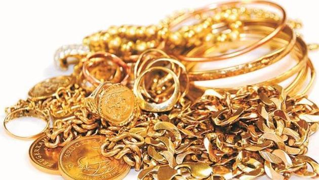 Two men posed as policemen and robbed a man of gold ornaments worth Rs 3.7 lakh. (HT File Photo) Two men posed as policemen and robbed a man of gold ornaments worth Rs 3.7 lakh. (HT File Photo)