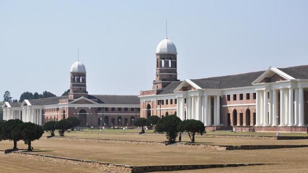 Forest Research Institute in Dehradun will slay 68 dead and drying trees from its campus.(HT Photo)