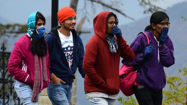 Tourists take a stroll on a cold Monday at Ridge, Shimla on Monday. (Deepak sansta/HT) Tourists take a stroll on a cold Monday at Ridge, Shimla on Monday. (Deepak sansta/HT)
