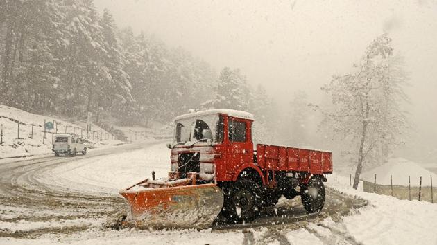 A snow-cutting machine clears the snow clad Gulmarg-Tangmarg road, about 38 kilometers from Srinagar, on Monday. (waseem andrabi/ht) A snow-cutting machine clears the snow clad Gulmarg-Tangmarg road, about 38 kilometers from Srinagar, on Monday. (waseem andrabi/ht)